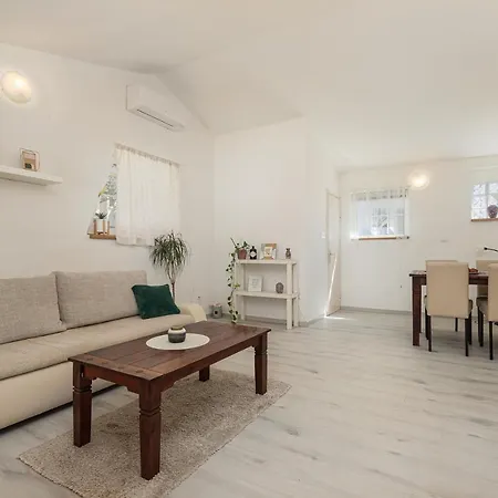 Ivana 300m From The Beach Apartment *
